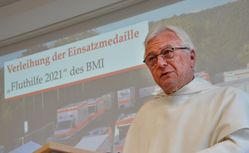 stehende Person, Vortrag, Projektion