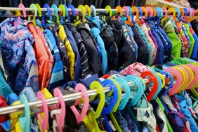 Kleidung an Kleiderbügeln