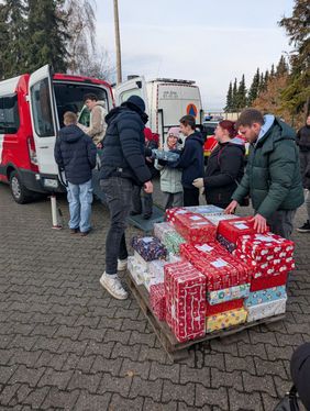 Auch beim Entladen der Schuhkartons aus dem Fahrzeug packen alle mit an und bilden eine Menschenkette, um die Pakete auf die Palette zu stapeln