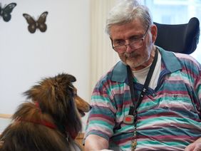 Foto: Beim Besuchsdienst mit Hund besuchen ehrenamtliche Mitarbeiterinnen und Mitarbeiter der Malteser mit ihrem eigenen Hund Senioreneinrichtungen oder Privathaushalte mit alten und/oder pflegebedürftigen Menschen. (Quelle: FM.Becker/Malteser).