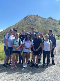 Erinnerungsfoto auf dem Spieljoch: Die Ausflügler mit Diözesanjugendseelsorger Johannes B. Trum(r.), Diözesanjugendsprecherin Julia Eichberger (4.v.l.) und Diözesanjugendreferentin Anna Hoffmann (l.).