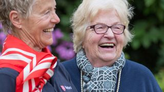 Malteser Besuchsdienst Helferin und Seniorin lachen