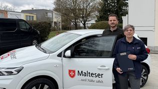 Kreisgeschäftsführer Sebastian Oberpriller und Pflegefachkraft Sabine Grundig mit dem Fahrzeug der Malteser Übergangspflege in Freising