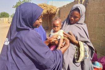 Einem Kleinkind wird der Arm vermessen. Foto: Malteser International