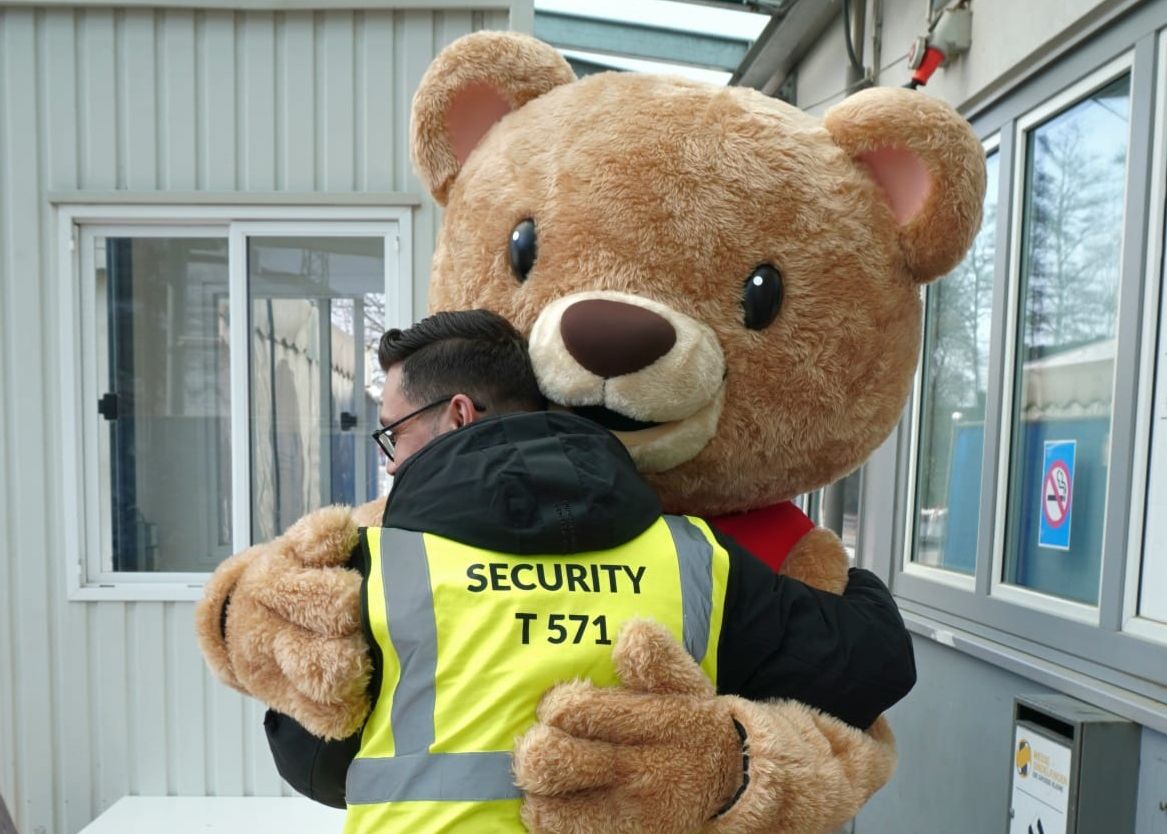 ...und auch der Mitarbeitenden der Unterkunft. Nuki verteilte während seines Besuchs nicht nur Umarmungen und High-Fives an die Kinder, sondern brachte auch eine wichtige Botschaft mit: Alle sollen das Nuki-Feeling spüren.
