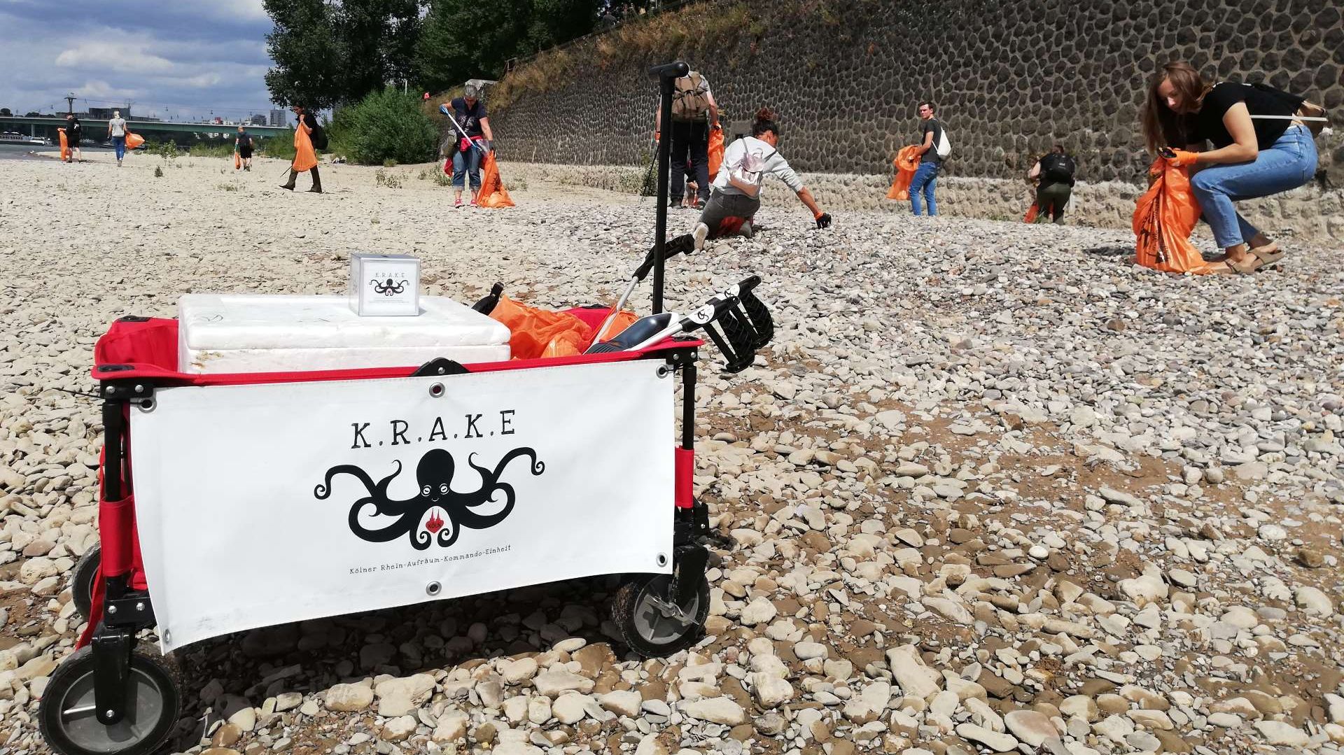 Menschen mit orangenen Müllsäcken sammeln Müll