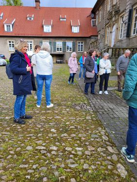 Die Ehrenamtlichen der Hospizgruppe im Innenhof von Schloss Eggermühlen