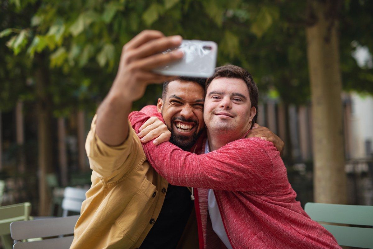 Zwei Männer machen ein Selfie mit einem Smartphone