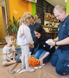 Kinder lernen Erste Hilfe in der Smoothie Bar. Mit Pflaster, Verband und viel Neugier wurden sie spielerisch von den Maltesern zu kleinen Rettern ausgebildet. 