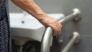 Es wird eine barrierefreie Badstütze in einer Seniorenwohnung gezeigt.