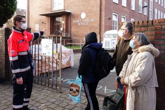 Bedürftige Menschen werden zum Wohlfühlmorgen to go in Hamburg begrüßt zum Welttag der Armen, dort erhalten sie Lebensmittelpakete und wärmende Getränke