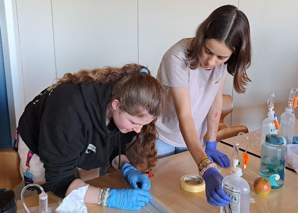 Bei verschiedenen Workshops konnten sich die Kinder und Jugendlichen fortbilden: Juniorhelferinnen lernten die Grundlagen der Ersten Hilfe, Schulsanitäter/innen bildeten sich weiter in Verletzten-Transport fort, im Umgang mit stressigen Situationen und auch in Anatomie. 