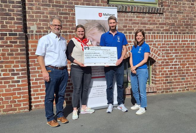 Bildunterschrift: Spendenübergabe in Steinau-Petersberg: Wilfried Wanjek, Leitung Hospizzentrum, Charlotte Schwarz, Koordinatorin, Christopher Leitsch, zweiter Vorsitzender Musikverein Stein-au-Steinhaus, Michelle Neugebauer, Dirigentin nehmen den Erlös aus dem Benefizkonzert des Osthessen Symphonic Winds entgegen. (Foto: Malteser Fulda)