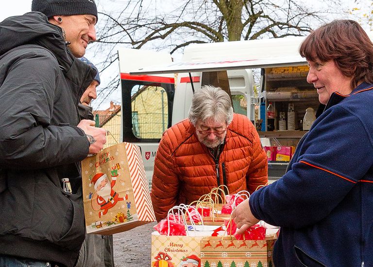 Menschen mit Geschenktüten