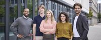 Drei Männer und zwei Frauen stehen nebeneinander