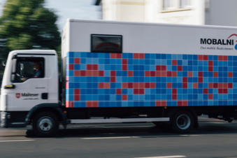 Mobalni: Das mobile Badezimmer der Malteser auf der Straße