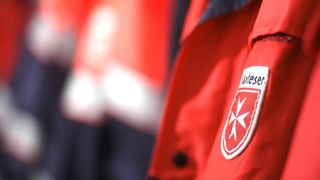 Nahaufnahme einer Malteser Einsatzjacke. 