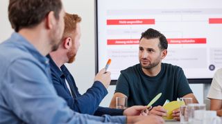 Drei junge Männer bilden sich beim Malteser Erste-Hilfe-Kurs zum betrieblichen Ersthelfer aus.