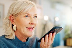 Eine Frau spricht in ihr Smartphone rein