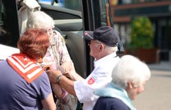 Ankunft in Kevelaer – Von Anbeginn der Reise nach Kevelaer und bis zur Rückkehr stehen den Pilgerinnen und Pilgern erfahrene Malteser zur Seite. 