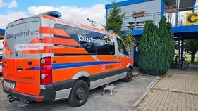 Ein Rettungswagen auf dem "Einsatzleitung" steht.