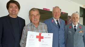 V.l. Mario Dahm mit Johannes Fuchs und seiner Auszeichnung für 175 Blutspenden sowie Hans Schramm und Helmut Klein. 