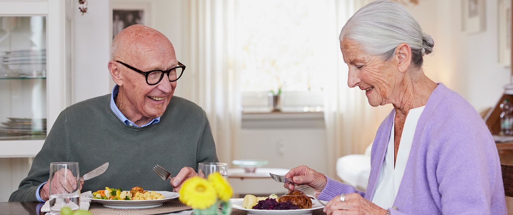 Malteser Menüservice Mitarbeitende liefern schnell und zuverlässig Ihr Lieblingsessen zu Ihnen nach Hause