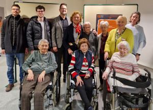 Gruppe von Menschen bei der Eröffnung einer Ausstellung