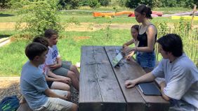 Schülerinnen und Schüler üben das hirnfreundliche Vokabellernen im grünen Klassenzimmer