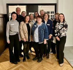 Ein Teil des hauptamtlichen Hospiz-Teams mit der Vorsitzenden des Hospiz-Freundeskreises, Christina Ganschow (3.v.r)., beim diesjährigen Neujahrsempfang. Foto: Sabine Wigbers 