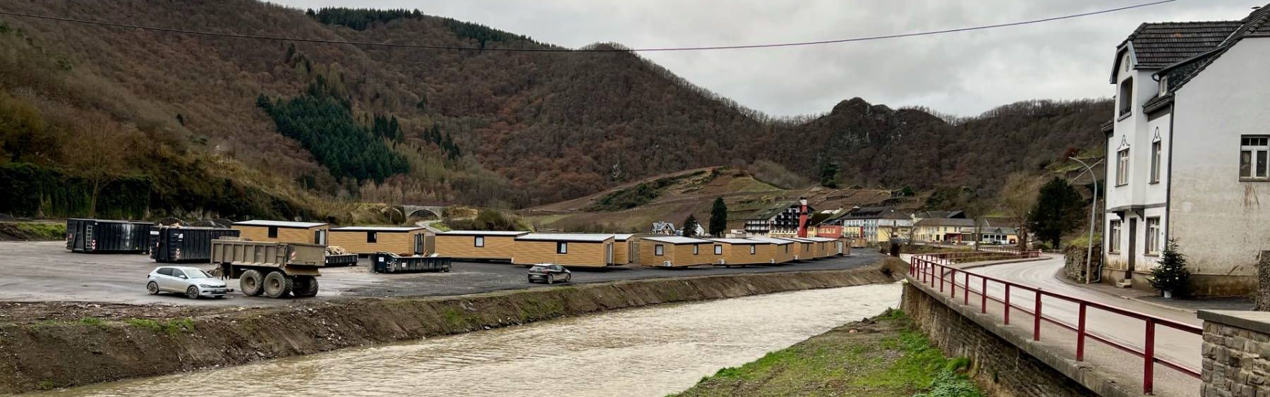 Tiny-Houses stehen am Flussufer