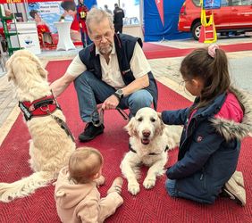 Maimarkt, Mannheim, Malteser Besuchsdienst mit Hund, Mann, Hund und Kinder