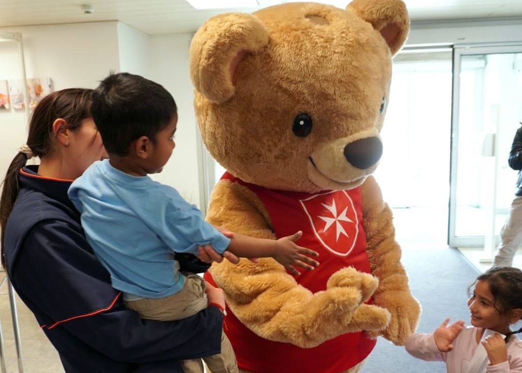 Kinder zusammen mit Bär NUKI