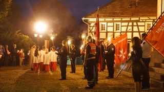 Eine Prozession in der Nacht im Laternenschein