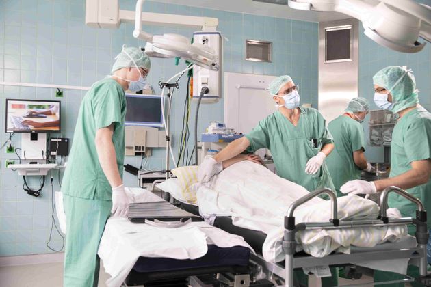 Vorbereitung eines Patienten auf seine OP durch die Anästhesie-Pflege