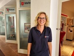 Frau vor Eingangstür zur Dienststelle Wolfratshausen.