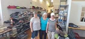 Marlies Scharafin, Erika Neumüller und Adele Thelen (von links) kümmern sich ehrenamtlich in der Malteser-Kleiderkammer darum, dass jeder Besucher etwas Passendes findet