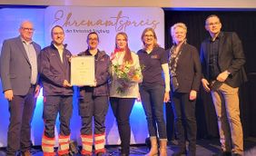 Die Herzenswunscherfüller Marcel Schulze (2.v.l.) und Julia Makowiak (3.v.l.) nehmen stellvertretend für das Siegburger Team die Urkunde für den Sonderpreis der Stadt entgegen. Hier mit Bürgermeister Stefan Rosemann (re.), den Ehrenamtspaten (li. und 2.v.r.) sowie Christina Spies, Gruppenführerin der Malteser in Siegburg und Kerstin von Rappard (3.v.r).