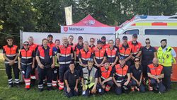 Gruppenfoto eines Teils des Teams (mehr als 20 Personen mit Einsatzleiter Kevin Braun)