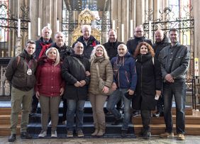 Malteser führen Polizisten durch den Dom in Köln