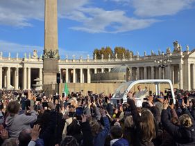 Papst Leo XIV. begrüßt die jubelnden Menschen auf dem Petersplatz vom Papamobil (Foto: Malteser Homburg)