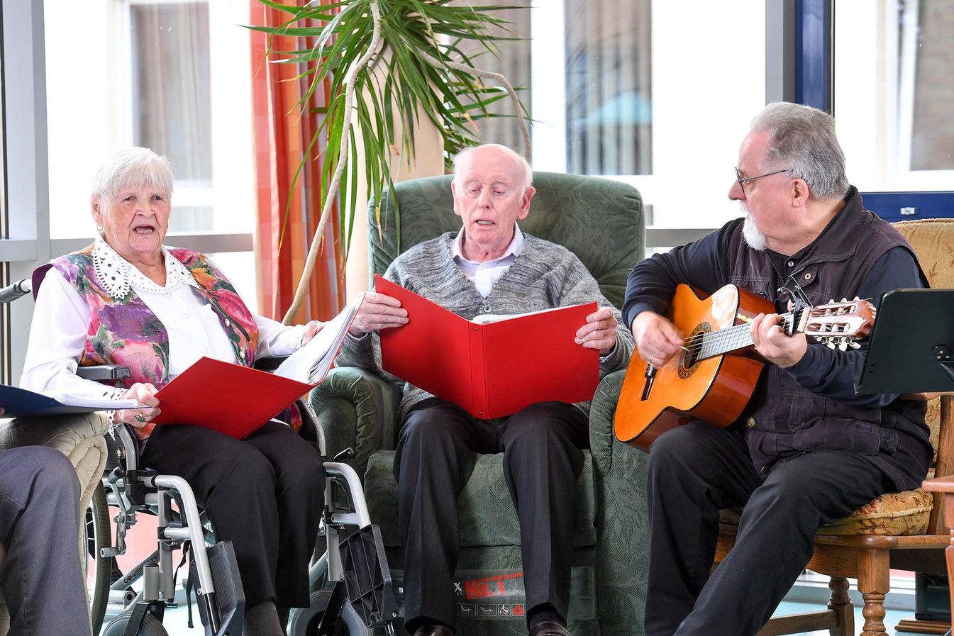 Bewohner singen gemeinsam Lieder