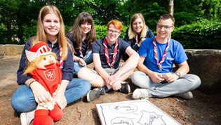 Jugendliche in typischer Malteser Jugendbekleidung