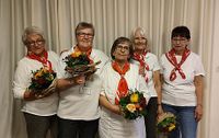 5 Mitarbeiterinnen der Malteser, die einen Blumenstrauß in Händen halten. (Foto: Malteser Fulda)