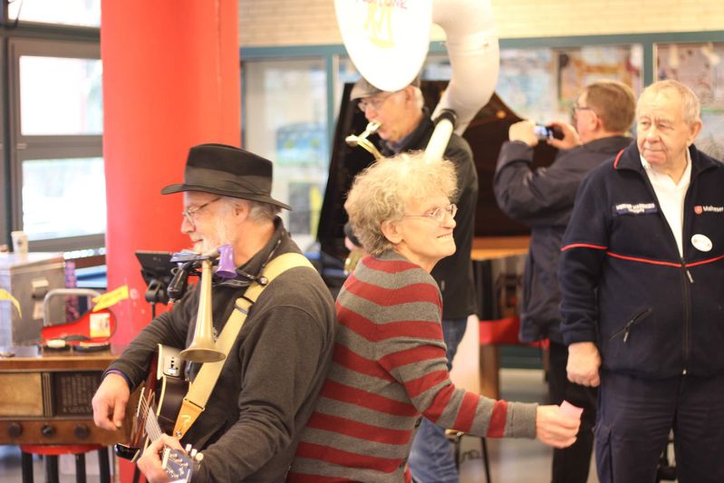 Menschen machen Musik beim Wohlfühlmorgen 