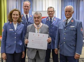 Dr. Sophie von Preysing (Regional- und Landesgeschäftsführerin der Malteser in NRW), Magnus von Canstein (Diözesanbeauftragter der Malteser in Erzbistum Köln), Herbert Reul (Innenminister in NRW), Martin Rösler (Diözesangeschäftsführer der Malteser in Erzbistum Köln) und Rudolph Herzog von Croÿ (Regional- und Landesbeauftragter der Malteser in NRW, v.l.n.r.)