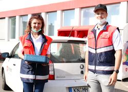 Mannschaftskapitän Vincenz Mayer von den Ravensburger Towerstars engagiert sich beim Menüservice der Ravensburger Malteser. Foto: Towerstars/F. Enderle