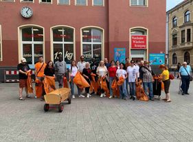 BlaBlaCafé-Teilnehmer:innen ‚räumen in Kalk-City auf