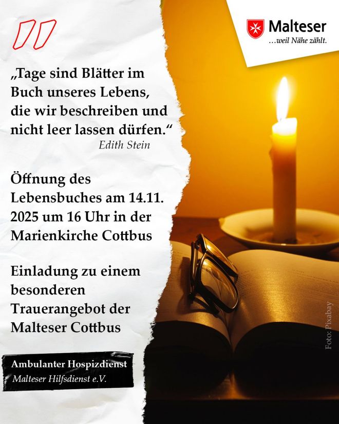 Eine Kerze steht warm leuchtend hinter einem geöffneten Buch mit Brille.