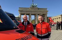 Zwei Malteser in Dienstkleidung vor dem Brandenburger Tor in Berlin